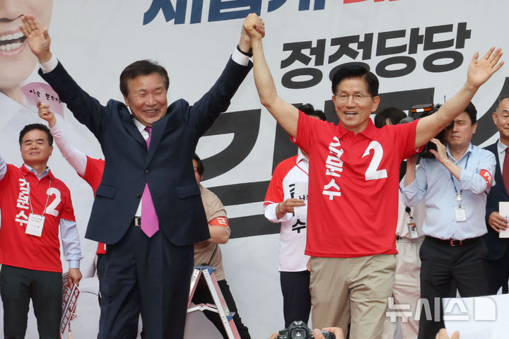 [광명=뉴시스] 고승민 기자 = 김문수 국민의힘 대선 후보와 손학규 전 경기지사가 22일 경기 광명시 철산로데오거리에서 유세를 하고 있다. (공동취재) 2025.05.22. photo@newsis.com