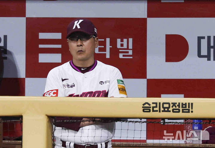 [서울=뉴시스] 김근수 기자 = 22일 서울 구로구 고척스카이돔에서 열린 2025 KBO리그 삼성 라이온즈와 키움 히어로즈의 경기에서 홍원기 키움 감독이 경기를 지켜보고 있다. 2025.05.22. ks@newsis.com