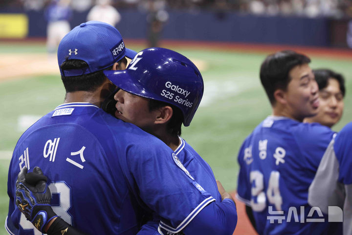 [서울=뉴시스] 김근수 기자 = 지난달 22일 서울 구로구 고척스카이돔에서 열린 2025 KBO리그 삼성 라이온즈와 키움 히어로즈의 경기, 8회초 2사 주자 2루 상황에서 삼성 구자욱이 선제 투런홈런을 치고 덕아웃에서 선발투수 레예스와 포옹하고 있다. 2025.05.22. ks@newsis.com