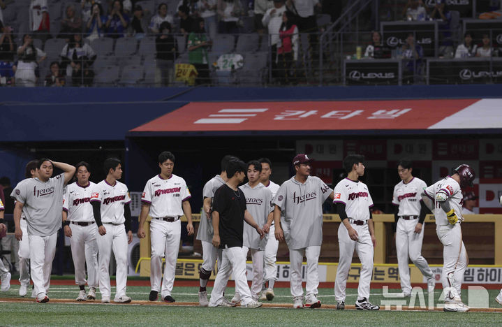[서울=뉴시스] 김근수 기자 = 지난 22일 서울 구로구 고척스카이돔에서 열린 2025 KBO리그 삼성 라이온즈와 키움 히어로즈의 경기에서 키움 히어로즈가 삼성 라이온즈를 상대로 0-2 패배를 한 뒤 선수들이 아쉬워하고 있다. 2025.05.22. ks@newsis.com