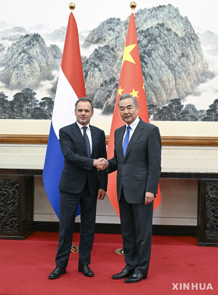 [베이징=신화/뉴시스] 왕이 중국 공산당 중앙정치국 위원 겸 외교부장이 22일 베이징에서 카스파르 펠트캄프 네덜란드 외무장관과 회담을 갖고 악수를 나누고 있다. 2025.05.23