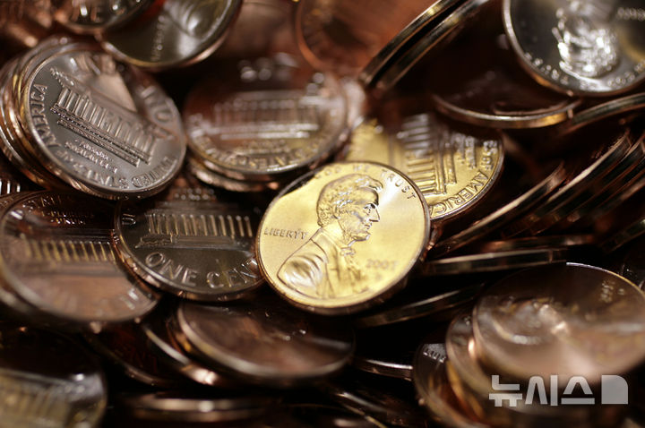 [덴버=AP/뉴시스]2007년 8월15일 미국 콜로라도주 덴버의 조폐국 주화 생산시설에서 갓 만들어진 1센트 동전의 모습. 2025.05.23.