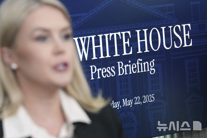 [워싱턴=AP/뉴시스]캐롤라인 레빗 백악관 대변인이 지난달 22일(현지 시간) 정례브리핑에서 기자들의 질문에 답변하고 있다. 2025.06.04.