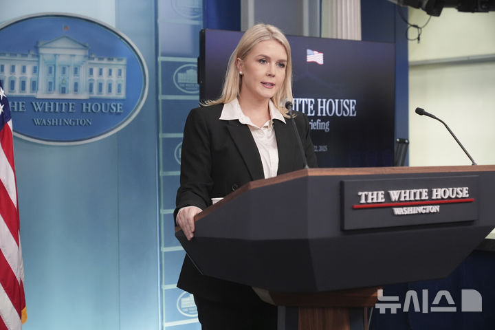 [워싱턴=AP/뉴시스]캐롤라인 레빗 백악관 대변인이 22일(현지 시간) 정례브리핑에서 기자들의 질문에 답변하고 있다. 2025.05.23.