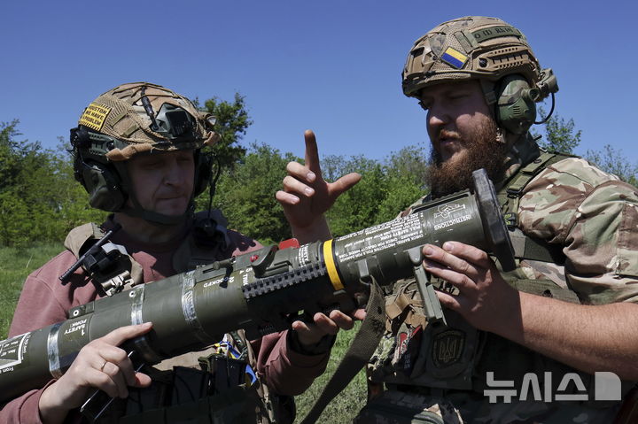 [자포리자=AP/뉴시스] 북대서양조약기구(NATO·나토) 회원국인 크로아티아가 18년 만에 '징병제'를 부활시켰다. 사진은 지난 5월 22일 우크라이나 제65 기계화여단 병사들이 자포리자 군사 훈련장에서 훈련하고 있는 모습. 사진과 기사는 직접적인 관련 없음. 2025.10.27.