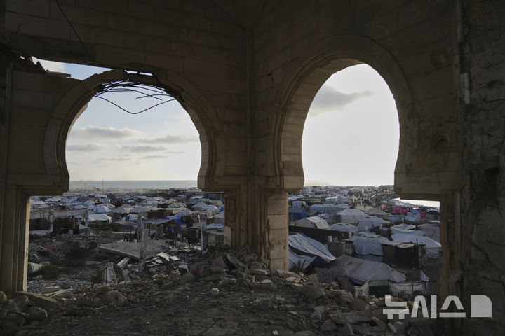 [가자시티=AP/뉴시스] 22일(현지 시간) 가자지구 가자시티 항구를 따라 팔레스타인 피란민들의 천막촌이 길게 늘어서 있다. 하마스가 가자 지도자 무함마드 신와르의 사망을 확인했다고 월스트리트저널이 보도했다. 2025.05.23.
