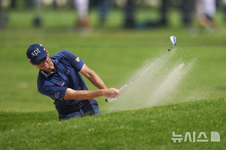 [포트워스=AP/뉴시스] 애덤 솅크가 23일(한국 시간) 미국 텍사스 포트워스의 콜로니얼 컨트리 클럽에서 열린 PGA 투어 찰스 슈왑 챌린지 1라운드 경기 도중 15번 홀에서 벙커에 부딪히고 있다. 2025.05.23.