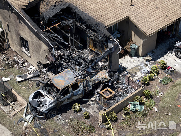 [샌디에이고=AP/뉴시스] 22일(현지 시간) 미국 캘리포니아주 샌디에이고 주택가에 개인 비행기가 추락한 사고가 발생해 주택이 파손돼 있다. 2025.05.23.