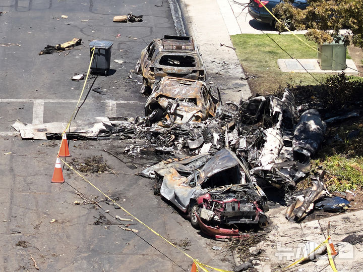 <font style="vertical-align: inherit;"><font style="vertical-align: inherit;">[샌디에이고=AP/뉴시스] 22일(현지 시간) 미국 캘리포니아주 샌디에이고 주택가에 개인 비행기가 추락해 차량이 불에 타 잔해만 남아 있다. 2025.05.23.</font></font>