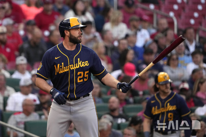 [세인트루이스=AP/뉴시스] 메이저리그 밀워키 브루어스 시절 다린 러프. 2023.05.17. 