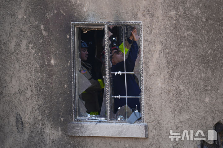 <font style="vertical-align: inherit;"><font style="vertical-align: inherit;">[샌디에이고=AP/뉴시스] 22일(현지 시간) 미국 캘리포니아주 샌디에이고 주택가에 개인 비행기가 추락한 사고가 발생해 소방대원들이 파손된 주택 내부를 살펴보고 있다. 2025.05.23.</font></font>