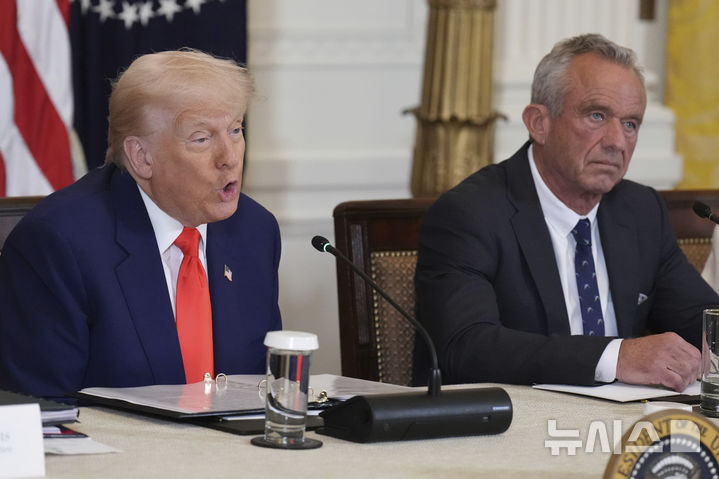 [워싱턴=AP/뉴시스] 도널드 트럼프 미국 대통령이 22일(현지 시간) 백악관 이스트룸에서 열린 '미국을 다시 건강하게'(Make America Healthy Again·MAHA)' 위원회 행사에서 로버트 F. 케네디 주니어 보건복지부 장관이 배석한 가운데 발언하고 있다. 2025. 11.23.