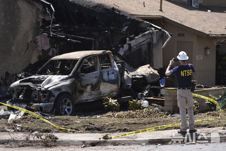 <font style="vertical-align: inherit;"><font style="vertical-align: inherit;">[샌디에이고=AP/뉴시스] 22일(현지 시간) 미국 캘리포니아주 샌디에이고 주택가에 개인 비행기가 추락한 사고가 발생해 미 국립교통안전위원회(NTSB) 직원이 현장 조사를 하고 있다. 2025.05.23.</font></font>