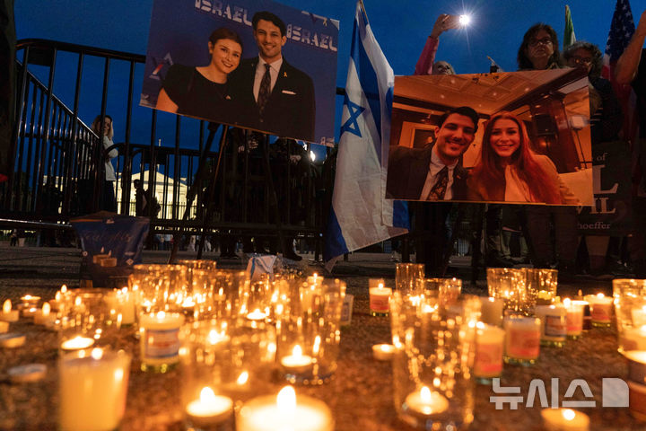 [워싱턴=AP/뉴시스] 22일(현지 시간) 미국 백악관 앞에서 총격으로 숨진 주미 이스라엘 대사관 직원들을 추모하는 촛불 집회가 열리고 있다. 2025.05.26.