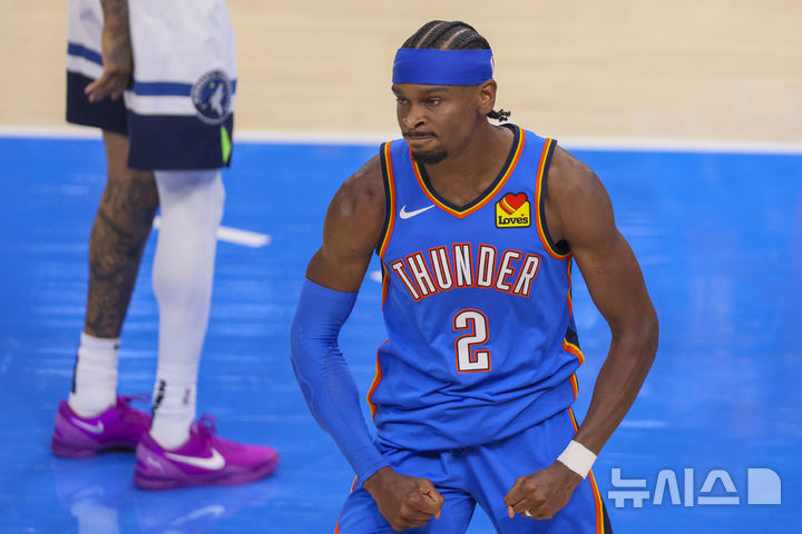 [오클라호마시티=AP/뉴시스] 오클라호마시티 선더의 샤이 길저스알렉산더가 23일(한국 시간) 미국 오클라호마주 오클라호마시티의 페이컴 센터에서 열린 2024~2025 NBA 플레이오프 서부 콘퍼런스 결승 2차전에서 경기를 하고 있다. 2025.05.23