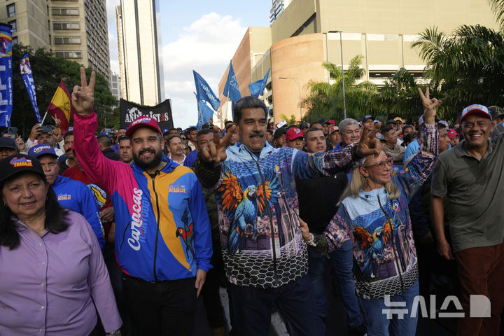[카라카스=AP/뉴시스] 지난 22일(현지 시간) 베네수엘라 카라카스에서 니콜라스 마두로 대통령의 아들 니콜라스 마두로 게라(가운데)가 베네수엘라 카라카스에서 유세하고 있다. 2025.05.24.