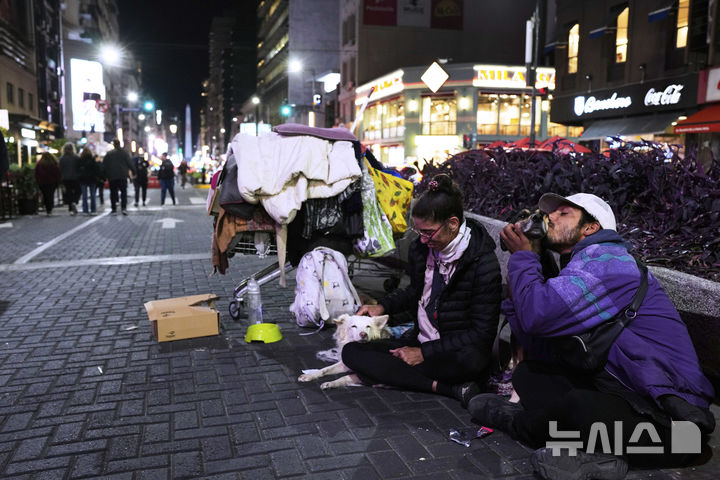 <font style="vertical-align: inherit;"><font style="vertical-align: inherit;">[부에노스아이레스=AP/뉴시스] 지난달 27일(현지 시간) 아르헨티나 부에노스아이레스의 한 거리에서 노숙인들이 반려견과 함께 생활하고 있다. 2025.05.23.</font></font>