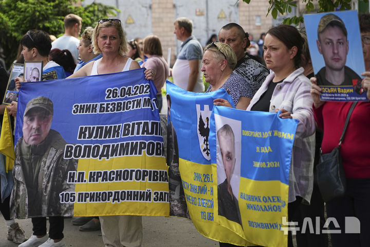 [체르니히우=AP/뉴시스] 23일(현지 시간) 우크라이나 체르니히우에서 러시아와 우크라이나 간 포로 교환을 앞두고 억류 중인 병사들의 사진과 플래카드를 들고 있는 우크라이나 포로 가족들. 2025.05.23.