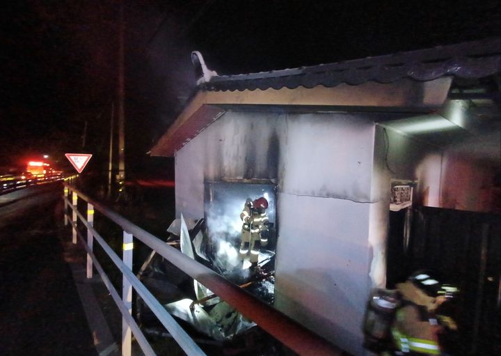 [보령=뉴시스] 지난 22일 밤 9시44분께 충남 보령시 주포면 관산리의 한 단독주택에서 불이 나 소방대원들이 진화에 나서고 있다. (사진=보령소방서 제공) 2025.05.23. photo@newsis.com *재판매 및 DB 금지