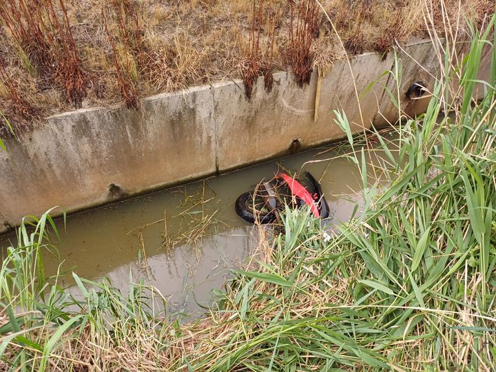 [서산=뉴시스] 23일 오전 6시9분께 충남 서산시 고북면 사기리 한 농로에 오토바이가 떨어져 있다.(사진=서산소방서 제공) 2025.05.23. photo@newsis.com *재판매 및 DB 금지
