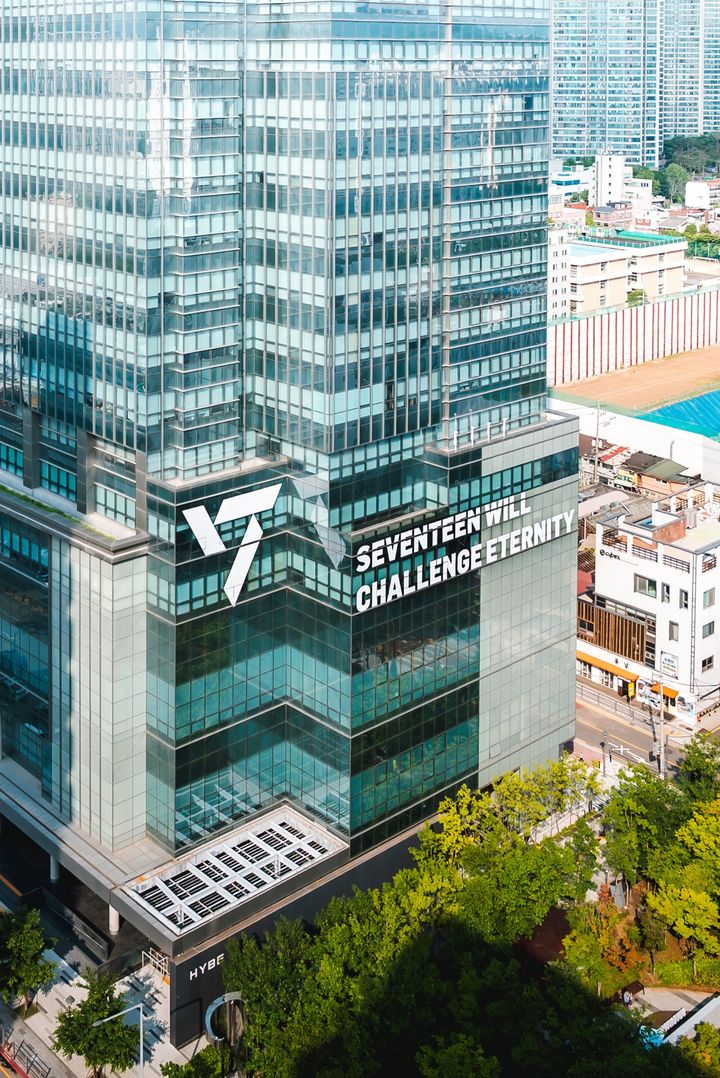 [서울=뉴시스] 세븐틴 하이브 사옥 래핑. (자료 = 플레디스 엔터테인먼트 제공) 2025.05.23. photo@newsis.com *재판매 및 DB 금지