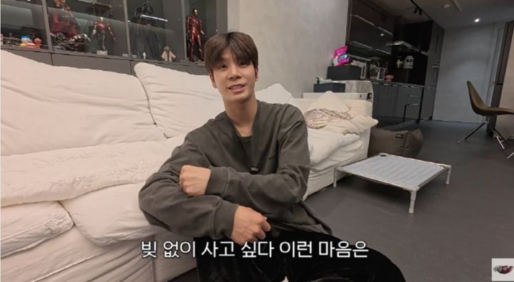 [서울=뉴시스] 가수 정동원이 22일 대출 없이 매입한 서울 합정동 주상복합 아파트를 공개했다. (사진=정동원 유튜브 채널) 2025.05.23 photo@newsis.com *재판매 및 DB 금지