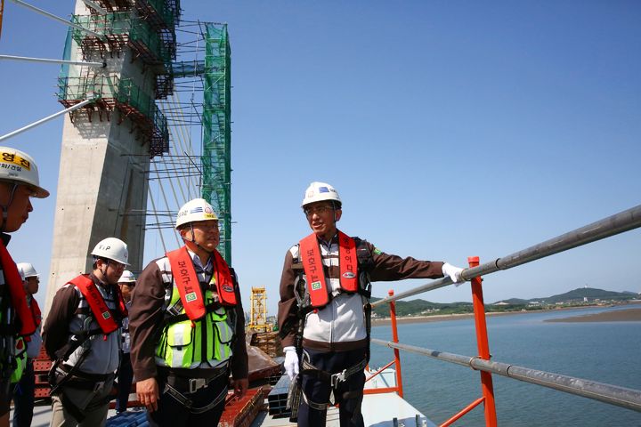 [서울=뉴시스] ㈜한화 건설부문 김승모 대표이사(우측 첫번째)가 제3연륙교 현장을 방문해 안전 시설물 설치 상태를 점검하고 있다. (사진=한화 제공) 2025.05.23. photo@newsis.com *재판매 및 DB 금지