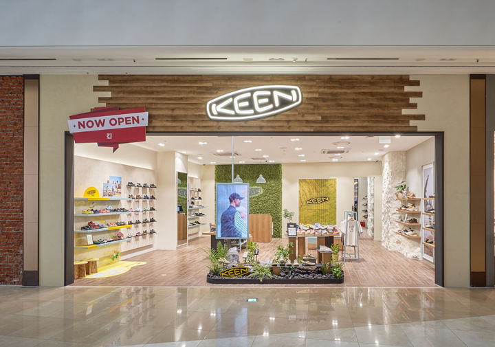 [서울=뉴시스]LF가 전개하는 미국 어반 아웃도어 슈즈 브랜드 '킨(KEEN)'이 스타필드 고양점에 '가라지(garage)' 매장을 오픈했다고 23일 밝혔다.(사진=LF 제공) *재판매 및 DB 금지