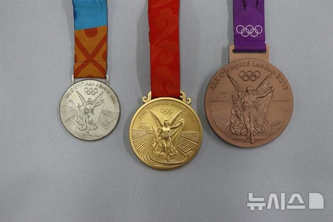 [서울=뉴시스]장미란 차관이 전달한 올림픽 금·은·동메달. (사진=문화체육관광부 제공)