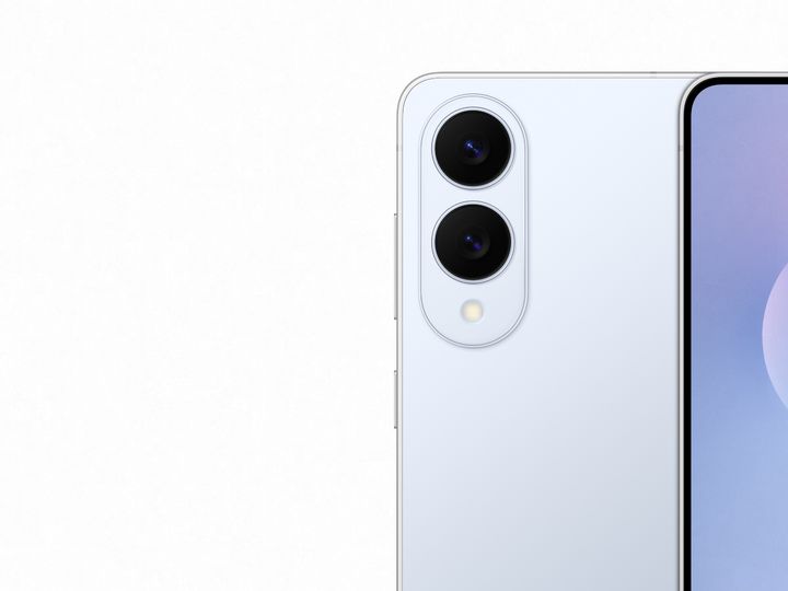 [서울=뉴시스] LG유플러스가 23일 정식 출시한 삼성전자 스마트폰 갤럭시 S25 엣지 개통을 시작한다. 사진은 갤럭시 S25 엣지 티타늄 아이스블루의 모습. (사진=KT 제공) *재판매 및 DB 금지