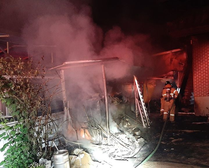 [영주=뉴시스] 23일 오전 3시16분께 영주시 이산면 두월리의 한 단독주택에서 원인이 밝혀지지 않은 화재가 발생했다. (사진=경북소방본부 제공) 2025.05.23. photo@newsis.com *재판매 및 DB 금지