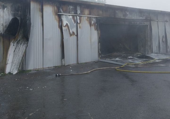 [청송=뉴시스] 22일 낮 12시57분께는 청송군 현서면 무계리 면봉산기상레이더관측소 창고에서 동파 방지 열선 과열로 추정되는 불이 났다. (사진=경북소방본부 제공) 2025.05.23. photo@newsis.com *재판매 및 DB 금지