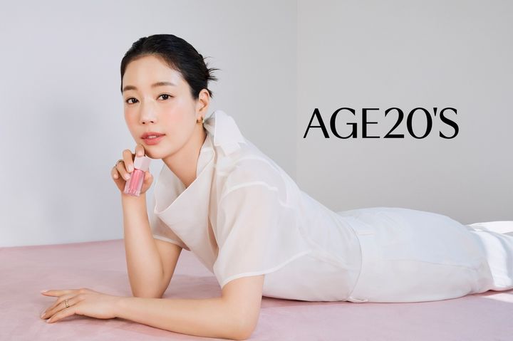 [서울=뉴시스] 애경산업이 전개하는 AGE20'S(에이지투웨니스)가 7가지 컬러의 '벨벳 헤이즈 블러셔(VELVET HAZE BLUSHER)'를 출시했다고 23일 밝혔다. (사진=애경산업 제공) *재판매 및 DB 금지