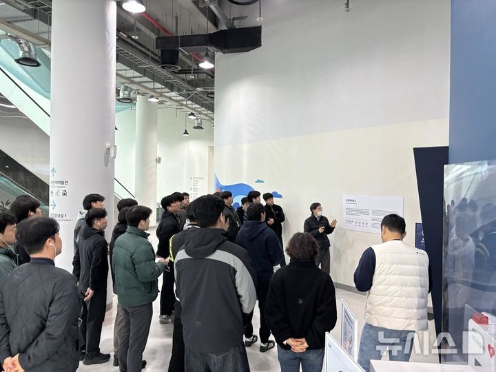 [서울=뉴시스] 국립인천해양박물관 김동우 전시해설사가 관람객을 대상으로 전시해설을 진행하고 있다.