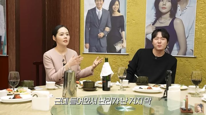 [서울=뉴시스] 22일 한가인의 유튜브 채널에는 한가인과 연정훈이 결혼 20주년을 맞아 오랫동안 함께 해온 스태프들에게 음식을 대접하는 모습이 그려졌다. (사진=유튜브 채널 '자유부인 한가인' 화면 캡처) 2025.05.23 photo@newsis.com  *재판매 및 DB 금지