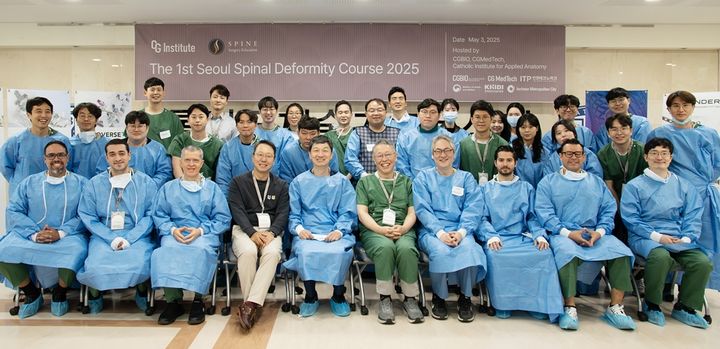 [서울=뉴시스] 시지바이오-시지메드텍이 서울 가톨릭대학교 국제술기교육센터에서 '제1회 서울 척추 변형 코스 2025'를 공동 개최했다. (사진=시지바이오 제공) 2025.05.23. photo@newsis.com *재판매 및 DB 금지