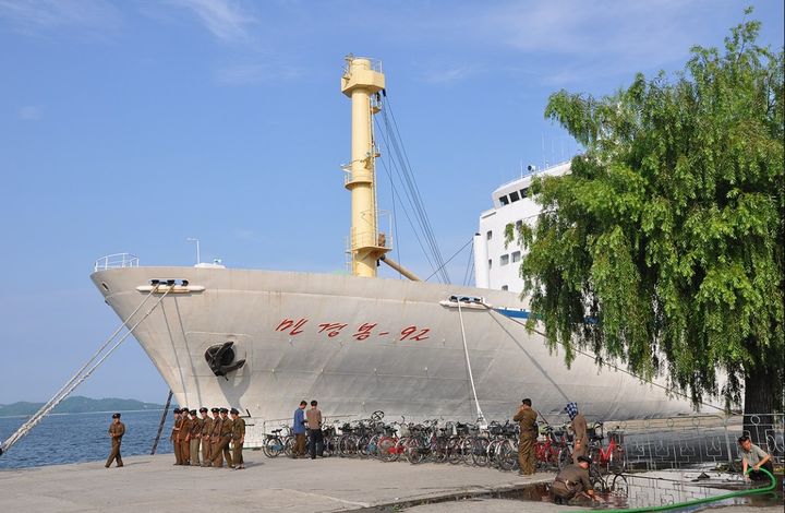 북한 원산항에 정박해 있는 만경보 92.(출처: 위키피디아) 2025.05.23. *재판매 및 DB 금지