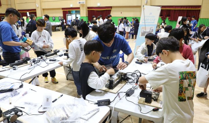 [안동=뉴시스] 22일 울릉중에서 열리고 있는 창의융합캠프. (사진=경북교육청 제공) 2025.05.23 photo@newsis.com *재판매 및 DB 금지