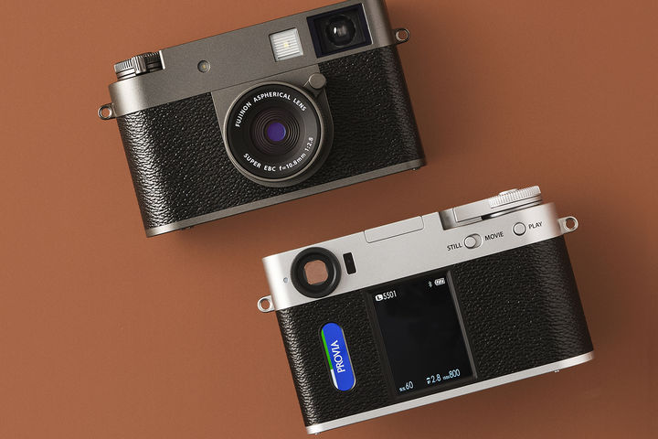 [서울=뉴시스]후지필름이 23일 필름 카메라를 연상시키는 클래식한 디자인의 신제품 'X 하프(X half)를 공개했다. (사진=후지필름 제공) photo@newsis.com *재판매 및 DB 금지