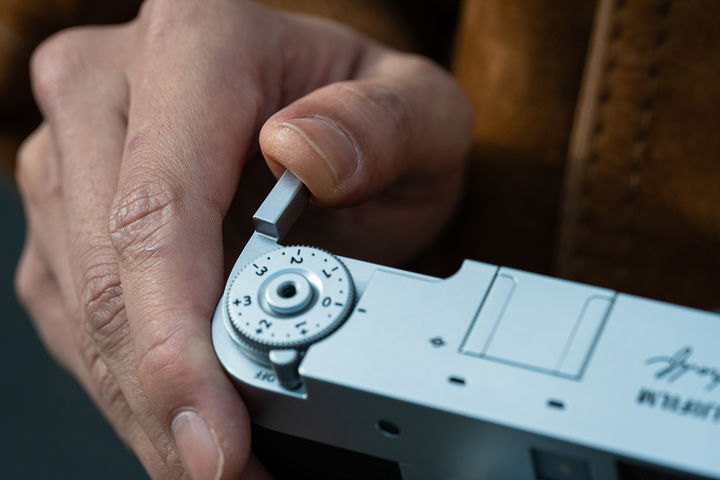 [서울=뉴시스]후지필름이 23일 필름 카메라를 연상시키는 클래식한 디자인의 신제품 'X 하프(X half)를 공개했다. (사진=후지필름 제공) photo@newsis.com *재판매 및 DB 금지