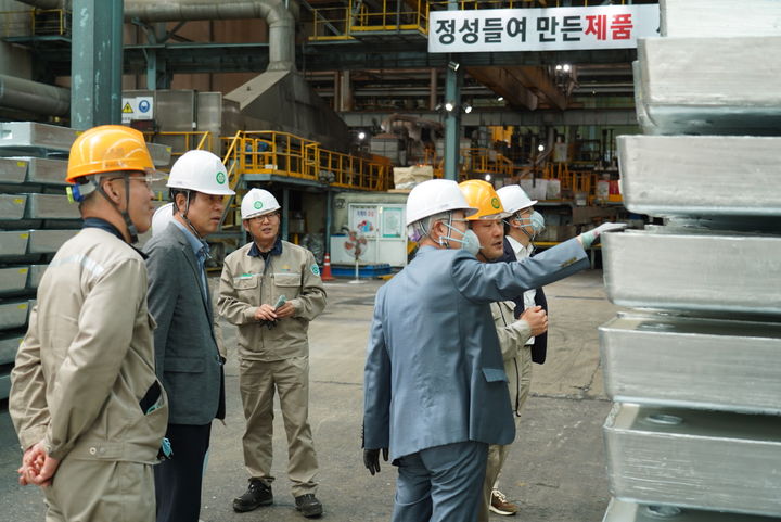  [봉화=뉴시스] 영풍 사외이사들이 22일 봉화군 소재 석포제련소 주조공장에서 아연괴 제품을 살펴보고 있다. (사진=영풍 제공) 2025.05.23. photo@newsis.com *재판매 및 DB 금지