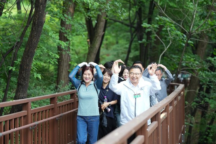 [서울=뉴시스] 무장애 숲길 ‘망우동행길’ 준공. 2025.05.23. (사진=중랑구 제공) *재판매 및 DB 금지