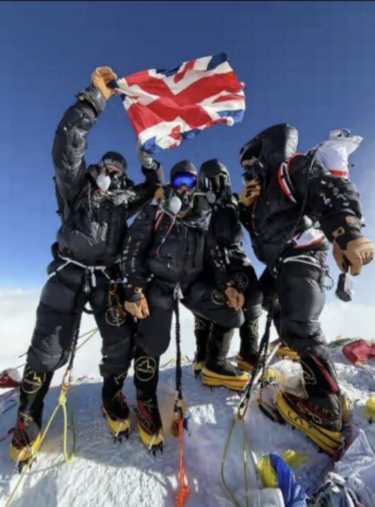 [뉴시스] 전직 특수부대 출신의 한 영국 국회의원이 단 5일 만에 에베레스트 정상에 오르는 신기록을 세웠다. (사진=영국 더선 갈무리) 2025.05.23 *재판매 및 DB 금지