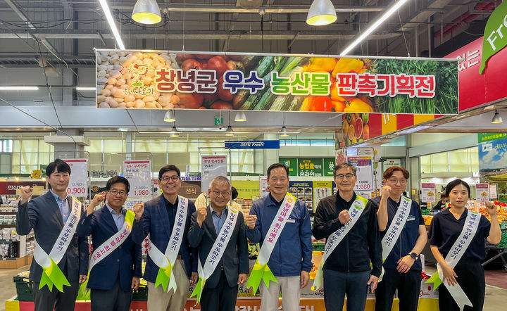 [창녕=뉴시스] 창녕군이 울산 농협유통센터에서 창녕군 햇마늘 소비촉진 마늘 등 지역 농산물을 홍보하고 있다. (사진= 창녕군 제공) 2025.05.23. photo@newsis.com *재판매 및 DB 금지