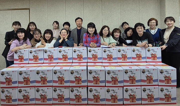 정선군사회복지협의회는 지난 22일 롯데복지재단과 독거노인종합지원센터가 관내 저소득 독거 어르신들을 대상으로 식료품 키트를 전달하고 있다.(사진=정선군 제공) *재판매 및 DB 금지