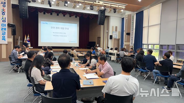 [전주=뉴시스] 전북특별자치도교육청이 올해로 3년째 추진 중인 '국제교류수업 학교' 운영이 해마다 확대되며 공교육 기반의 글로벌 교육모델로 자리 잡고 있다. 컨설팅 모습. (사진=전북교육청 제공) 2025.05.23. photo@newsis.com