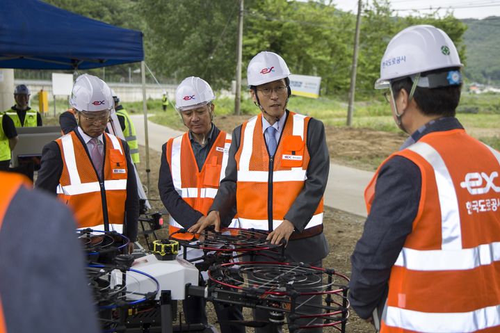[서울=뉴시스] 함진규 한국도로공사 사장(왼쪽에서 두 번째)이 지난 22일 중앙고속도로 봉양교 인근에서 자율편대비행 드론을 활용한 교량 점검을 하고 있다. 2025.05.23. (사진=도로공사 제공) photo@newsis.com *재판매 및 DB 금지
