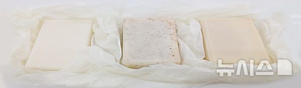 [전주=뉴시스] 일반 비누·쥐눈이콩 비누(가루)·쥐눈이콩 비누(쥐눈이콩, 미강, 미나리 혼합추출물). (사진=전주시 제공) 2025.05.23. photo@newsis.com