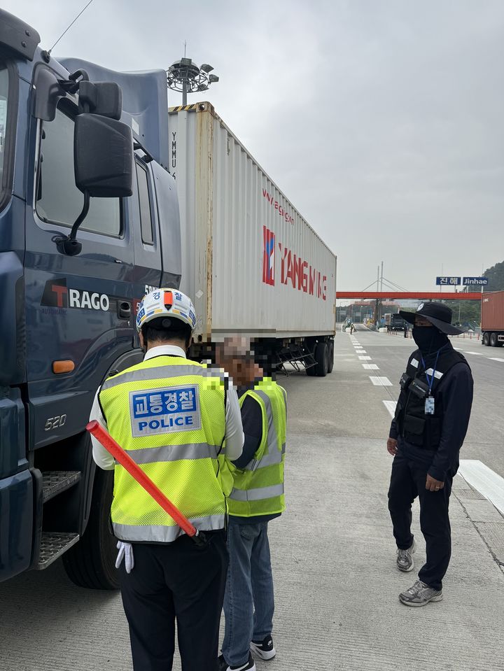 [창원=뉴시스] 강경국 기자 = 경남 창원시, 교통안전공단, 경찰청이 22일 진해IC 인근에서 화물자동차 불법운행 합동점검을 실시하고 있다. (사진=창원시청 제공). 2025.05.23. photo@newsis.com *재판매 및 DB 금지