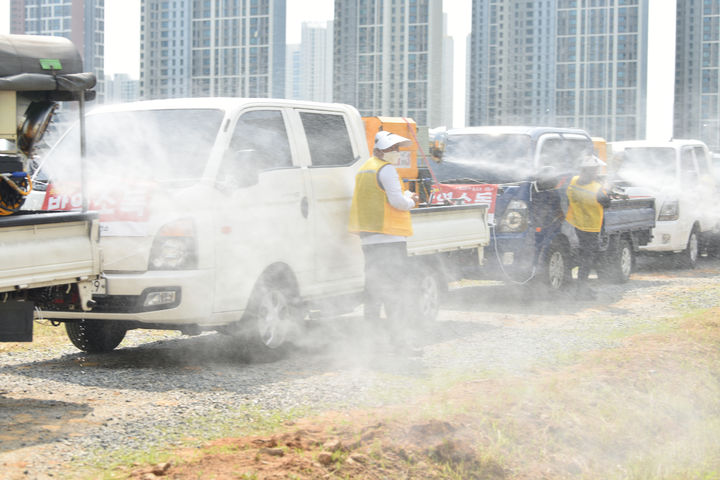 [인천=뉴시스] 연수구 감염병 발생 최소화 위한 민관 합동 방역단이 방역 장비 사용법을 익히고 있다. (사진=연수구 제공) 2025.05.23. photo@newsis.com *재판매 및 DB 금지